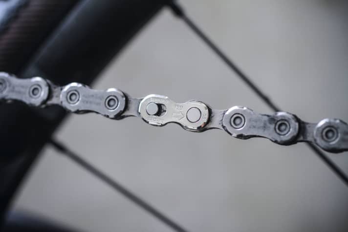 Mit der Zwölffach-Generation setzt auch Shimano auf Kettenschlösser zum Verschließen der Ketten. Jeder Kettenhersteller verwendet jedoch sein eigenes Kettenschloss. 