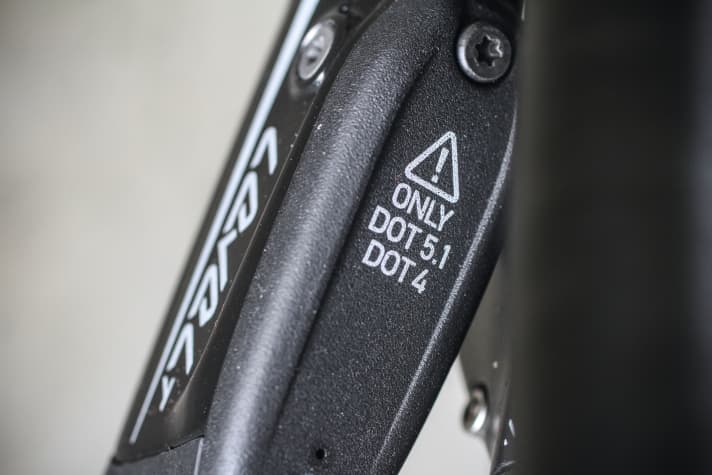 If you bleed your brakes yourself, you can use an original product from the manufacturer or a product from a third-party supplier. With DOT brake fluids, you should pay attention to the exact designation. 