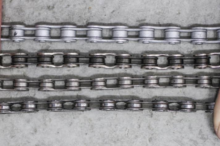 The more sprockets a cassette has, the thinner the chain must be. The difference between 8, 10 and 12-speed chains (below) can be seen with the naked eye. 
