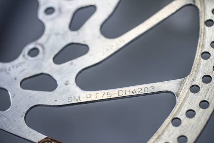 Nicht Standard: Shimano hat Bremsscheiben mit 203 Millimetern Durchmesser. Scheiben von Avid gab es mal mit 185 Millimetern. 