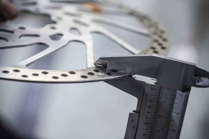 Fast Standard: Nahezu alle gängigen Bremsscheiben haben im Neuzustand 1,8 bis 2 mm Stärke am Reibring. 