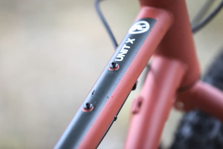 Auf dem Oberrohr des Kona Unit X findet sich ein Montagepunkt für eine fest verschraubte Tasche.