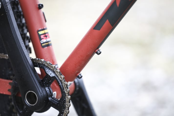 Thirst doesn't stand a chance: there is a third mount for a bottle cage under the down tube of the Kona hardtail. This is extremely practical for expeditions in areas without access to drinking water.