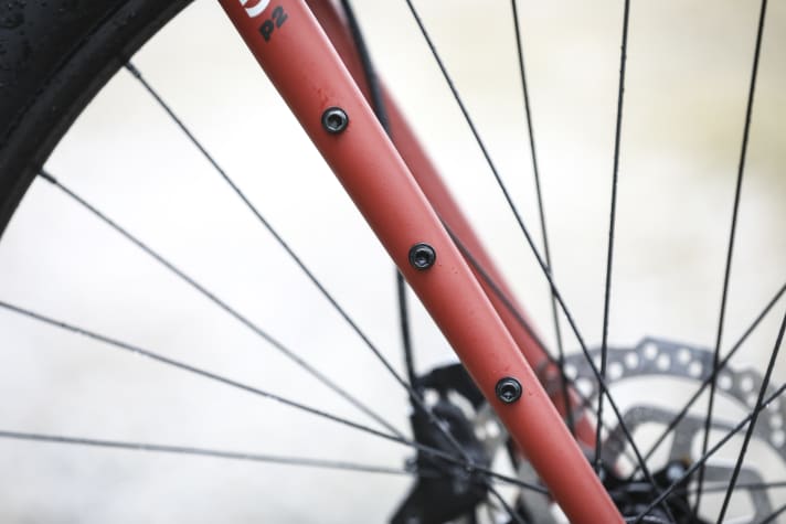 Gut für die Lastenverteilung bei Bikepacking-Touren: An der Starrgabel des Kona Unit X lässt sich allerhand Gepäck anschrauben.