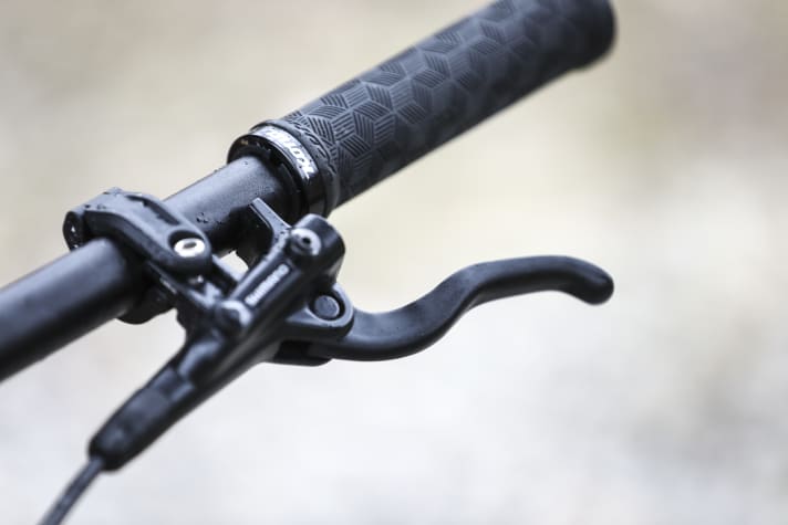 The long levers of the affordable Shimano brakes are not for ambitious mountain bikers. The power of the stoppers is just enough for leisurely use.