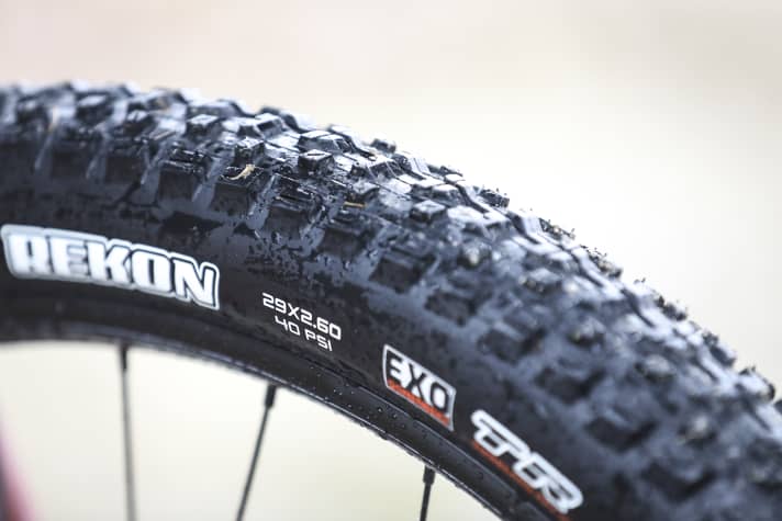 At 2.6 inches, the Maxxis Rekon tyres on the 29er hardtail are very wide. Without a tubeless set-up, this only offers a limited advantage.