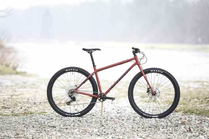 Auch ein Bike mit Starrgabel kann schwer sein: Das Kona Unit X ist mit fetten Schlappen, Stahlrahmen und diversen Anschraubpunkten eine regelrechte Bikepacking-Dampfwalze.