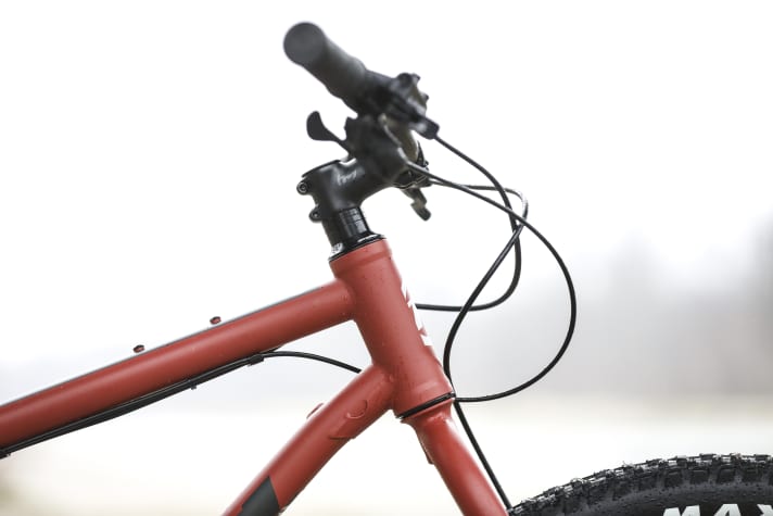 Mit einem langen Steuerrohr, einem Spacer-Turm und einem positiv gewinkelten Vorbau baut die Front des Kona Unit deutlich höher als an jedem Racebike.