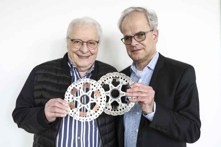 The inventor Günter Hommel (left) together with his son Torsten Hommel.