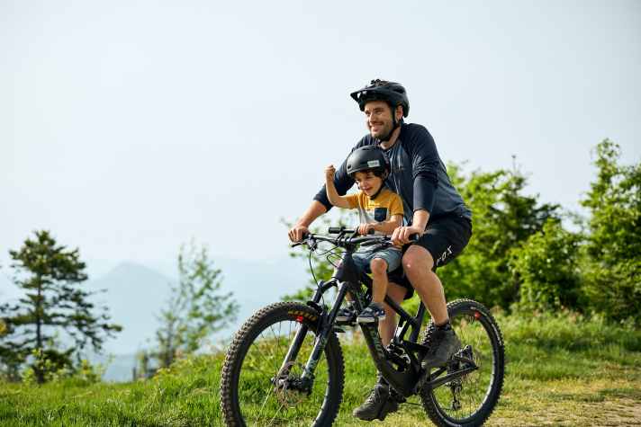 "Go dad!" Thanks to the Kids Ride Shotgun Pro child seat, kids can hop on with their parents.