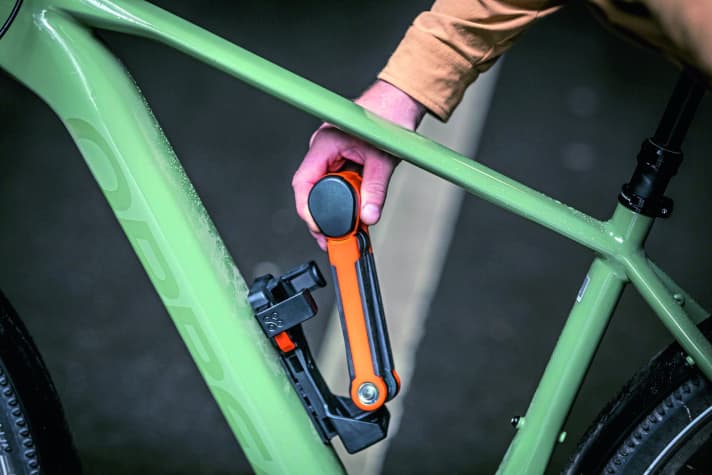 Folding locks for frame mounting leave space for bags on the pannier rack, but come close to the calves.