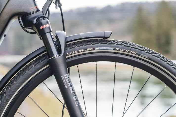 Not our favourite: The simple NCX fork from Suntour responds only reluctantly and often struggles with bushing play. A rigid fork would be a lighter, more durable and cheaper alternative.