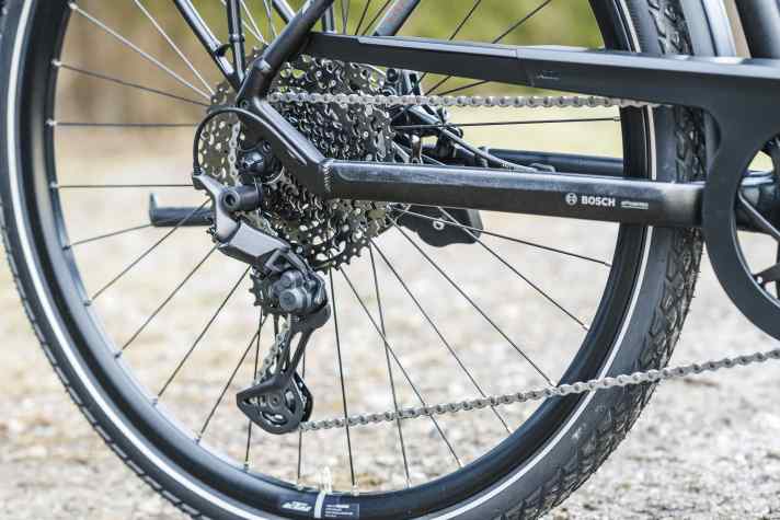 The Shimano XT eleven-speed drivetrain is the perfect derailleur for trekking bikes.