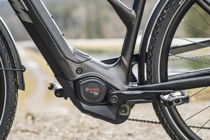 The new Bosch drive unit hardly looks any different from its predecessor. However, it delivers even more range thanks to new batteries. Bosch has also been able to improve the riding experience once again.