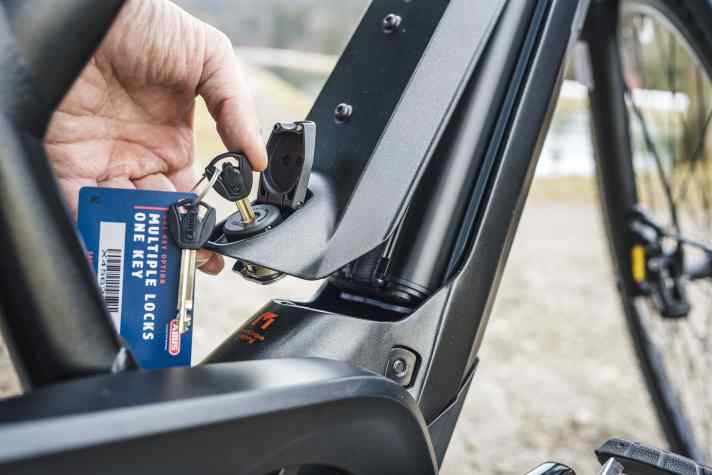 Der Akku verbirgt sich unter einer mit Schlüssel gesicherten Alu-Abdeckung. An einem stabilen Textilband kann man die Batterie praktisch nach oben herausnehmen.