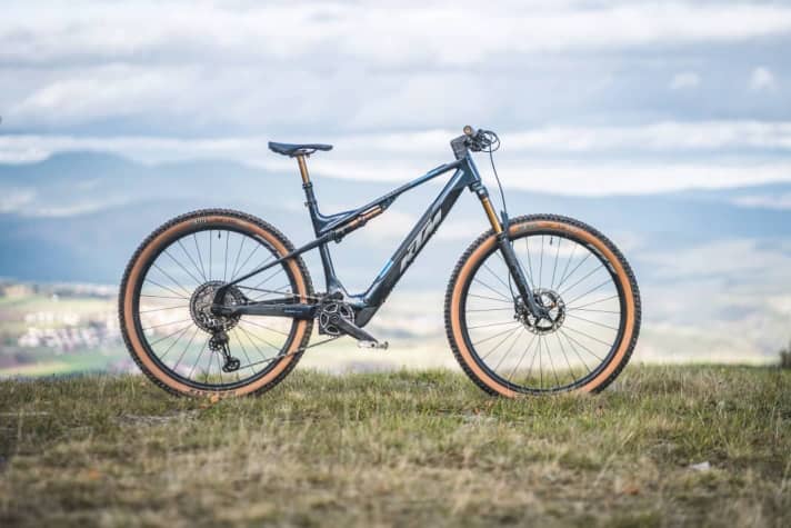 Ein Marathon-Bike mit Bosch SX-Light-Motor und aufgemotztem Federweg von 140 mm. Das diese Mischung funktioniert, konnte das KTM Macina Scarp SX Prime (8399 Euro) in unserem Test mit starkem Gewicht und guten Fahreigenschaften beweisen.