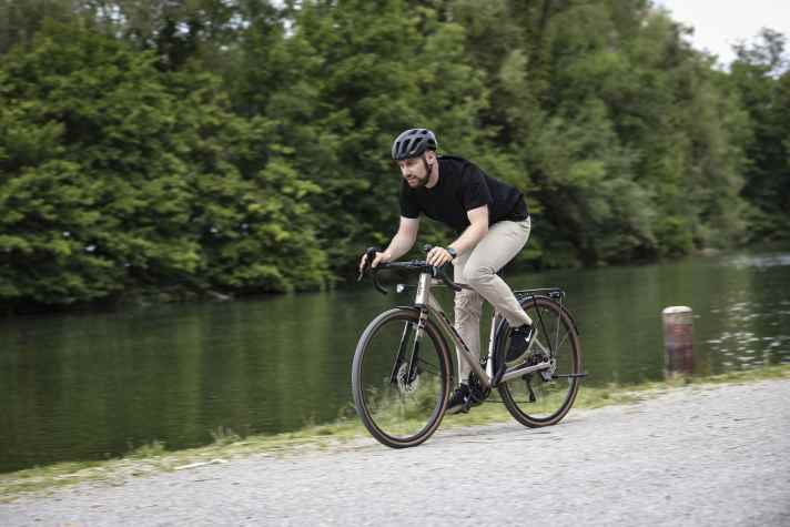 The riding position on the X-Strada LFC is sporty. Grippy tyres provide confidence on gravel, but slow you down a little on the road.