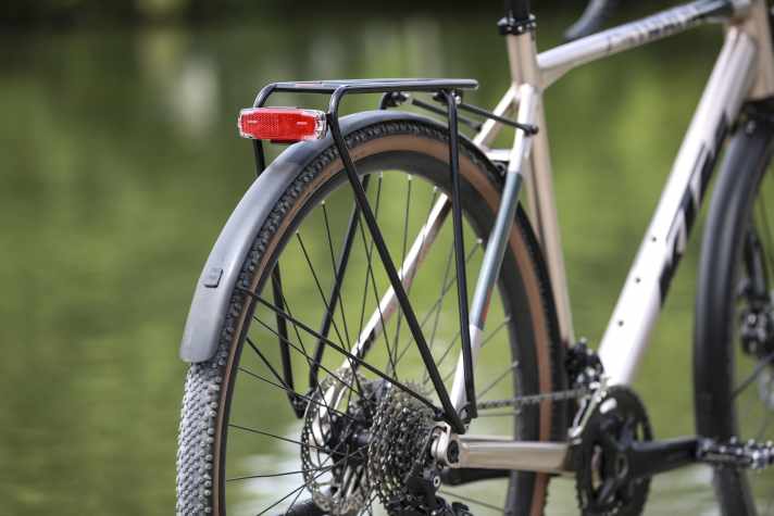 Der hochwertige Tubus-Träger ist bis 25 Kilo belastbar. Eine Ausnahme bei sportlichen Gravelbikes.