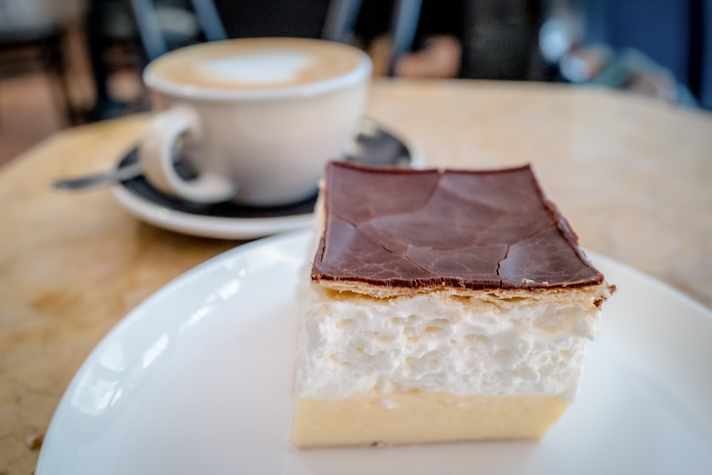 Darf man sich nicht entgehen lassen. Die Kremes, Cremeschnitten mit Pudding und Sahne, sind eine Spezialität Bratislavas.