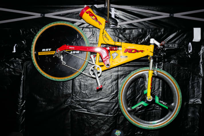 <a href="https://www.bike-magazin.de/events/rennen/1-vintage-bike-masters-mit-kultbikes-zurueck-ins-wilde-gestern/" target="_blank" rel="noopener noreferrer">So in etwa sah es aus, das Rekordbike von Jönsson. Hier gesehen auf dem Vintage Bike Masters diesen Herbst. </a>