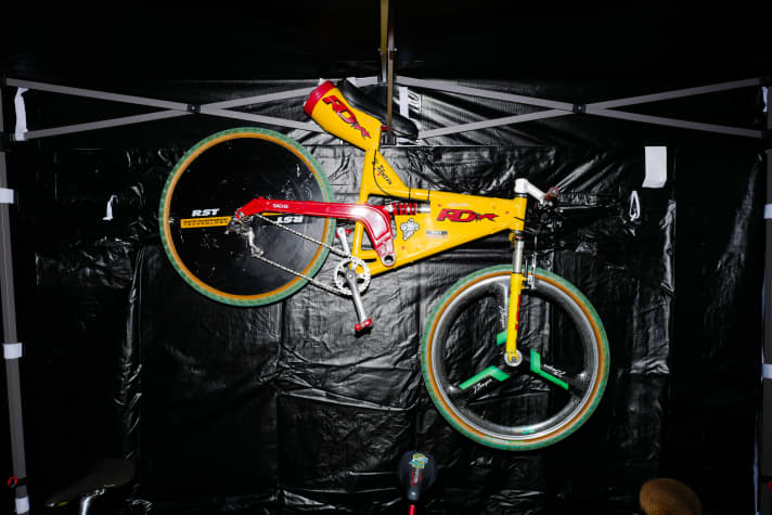 One of the many eye-catchers in the Expo area: an aerodynamically optimised downhill bike from the nineties.