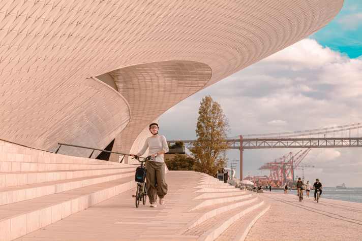 Das MAAT Museu de Arte, Arquitetura e Tecnologia ist auch von außen ein Kunstwerk. Im Inneren stellen nationale und internationale zeitgenössische Künstler aus.