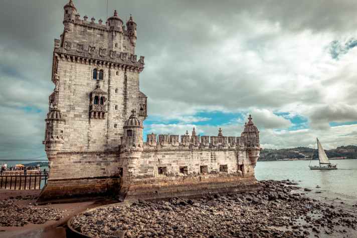 Seit 1983 zählt der Torre de Belém zum Weltkulturerbe der UNESCO. Der mittelalterliche Turm steht aufeiner winzigen Insel im Fluss. Die Dachterrasse bietet einen herrlichen Blick auf das Mündungsgebie des Tejo.