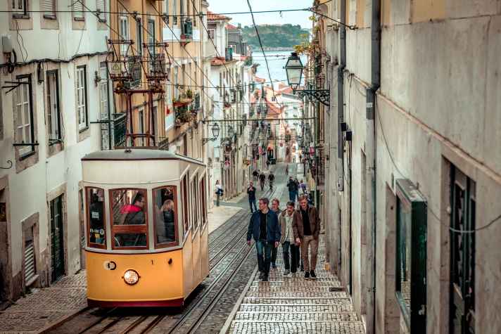 Die Straßenbahnen sind das Wahrzeichen der Stadt Lissabon und eine willkommen Aufstiegshilfe in den steilen Gassen der Altstadt.