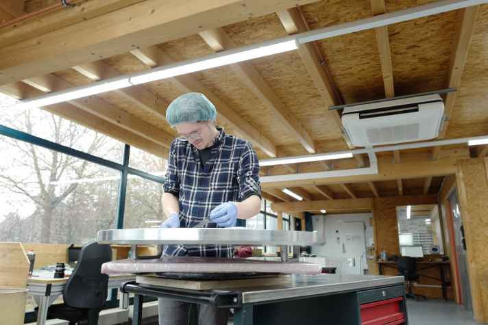 Carbon parts are made by hand at Bike Ahead. Our reporter gets to know the pitfalls up close.