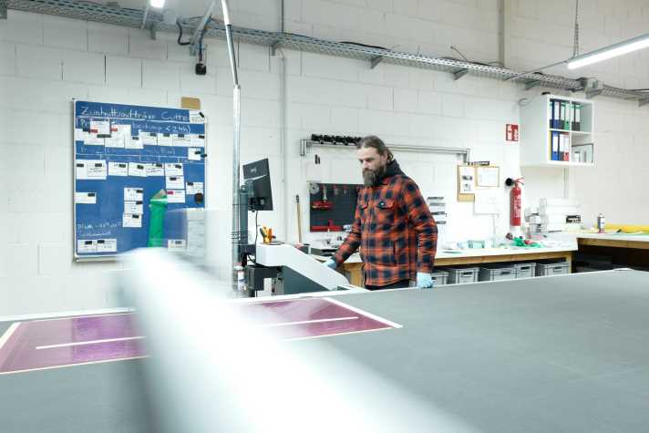 The various prepreg mats are cut to size on the cutting table. There are up to 150 individual parts in a carbon frame.