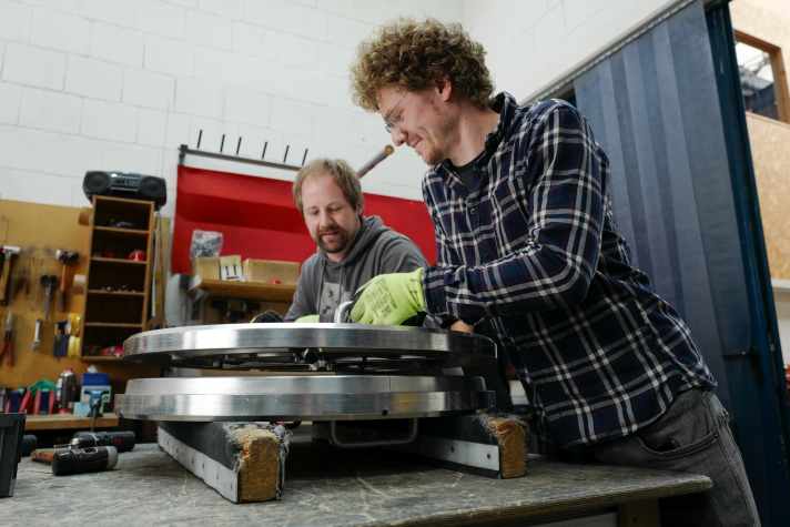 A carbon wheel body is born from the heavy, hot baking mould. Will everything remain intact? Even the company boss gets excited every time.
