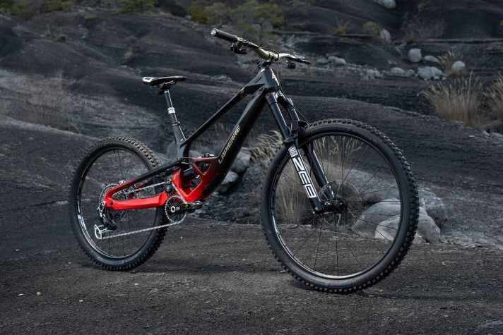 The new Spicy comes almost naturally with a high-pivot rear triangle, but has a surprise in store