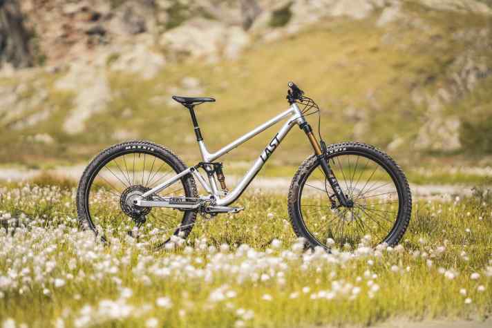 Last places its Clay trail bike in fourth place in our weight ranking despite its aluminium frame. Consistently lightweight high-end equipment makes it possible.