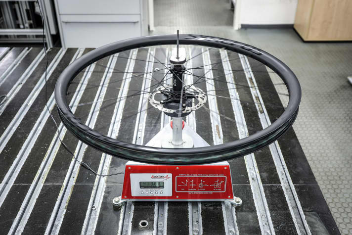 Als Teil der rotierenden Masse kommt den Laufrädern eine besondere Bedeutung zu. Daher messen wir nicht nur bei Laufradtests, sondern auch bei allen Mountainbiketests die Trägheit der kompletten Laufräder mit montierten Reifen. Das liefert eindeutige Ergebnisse über die Leichtfüßigkeit eines Bikes.