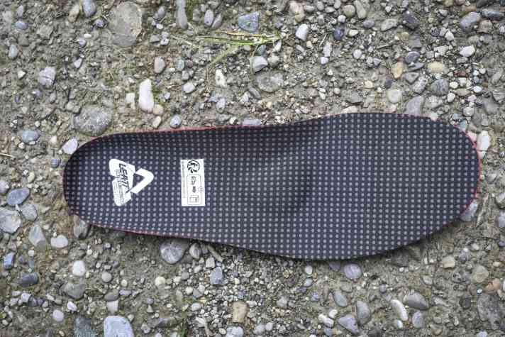 Leatt supplies two pairs of insoles with different levels of arch support