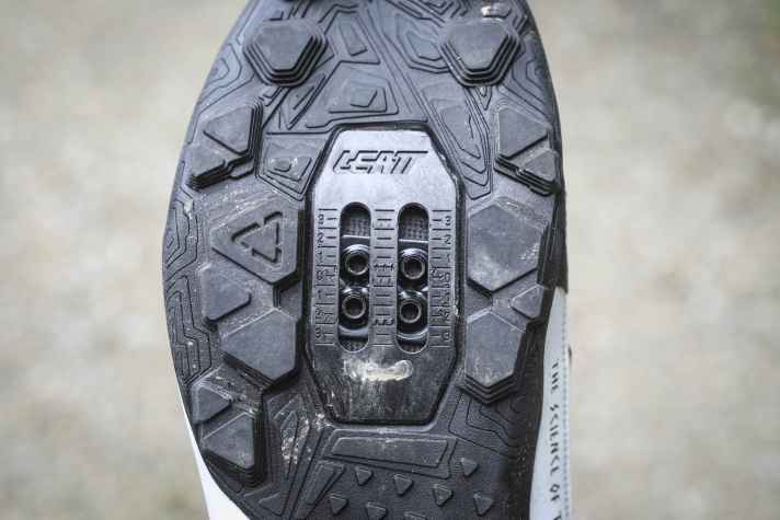 A carbon sole should ensure a sporty start, the coarse profile for good grip off the pedals