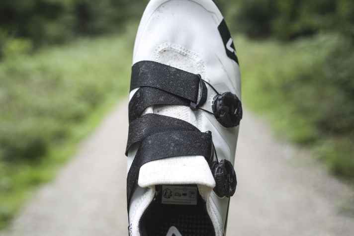 Zwei Drehverschlüsse sorgen für guten Halt im Schuh. Die Riemen können aber etwas auf den Spann drücken