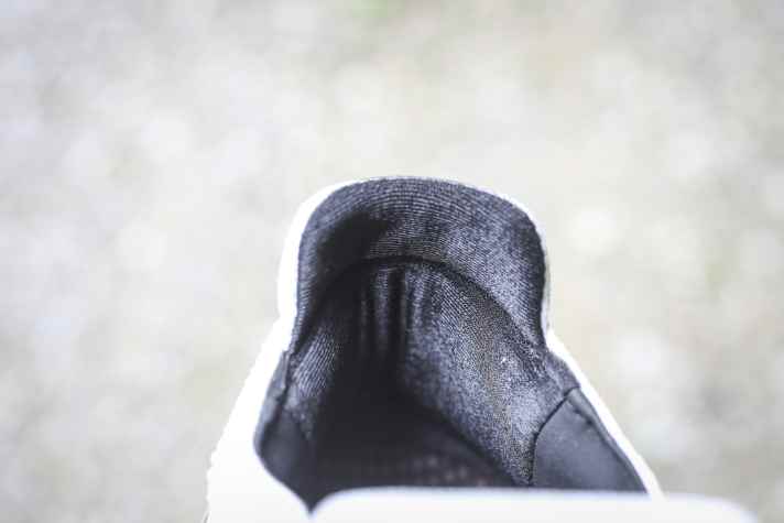 An der Ferse verhindert angerautes Material, dass man beim Gehen aus dem Schuh schlüpft