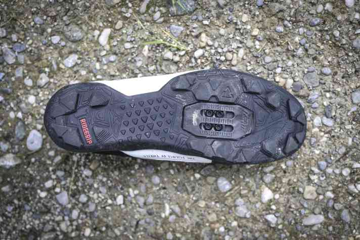 Das Gummi bedeckt die Sohle großflächig. Das schützt das Carbon und verbessert den Halt auf dem Pedal. Drückt aber auch auf die Waage