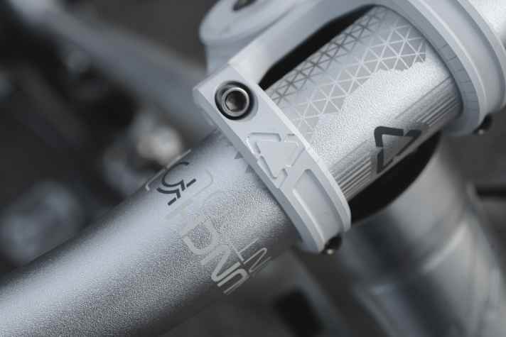 The screws on the CeraMag Ti top stem are made of titanium.