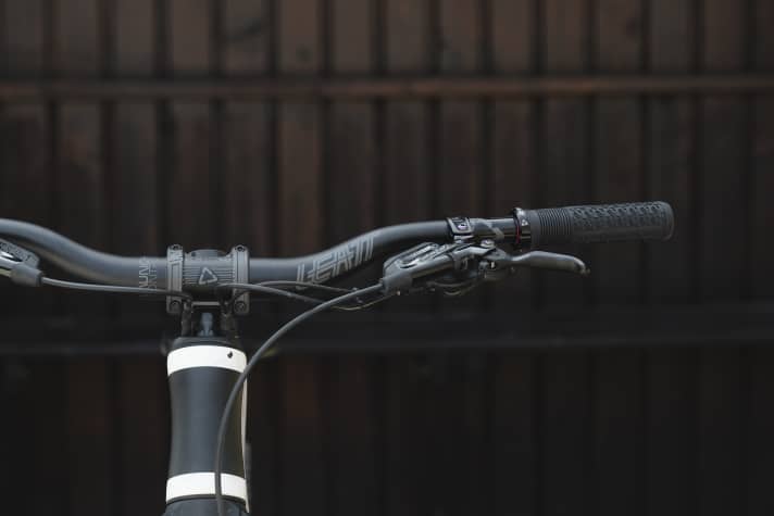 The Leatt aluminium handlebars are available in either 23 or 38 mm rise, each 800 mm wide.
