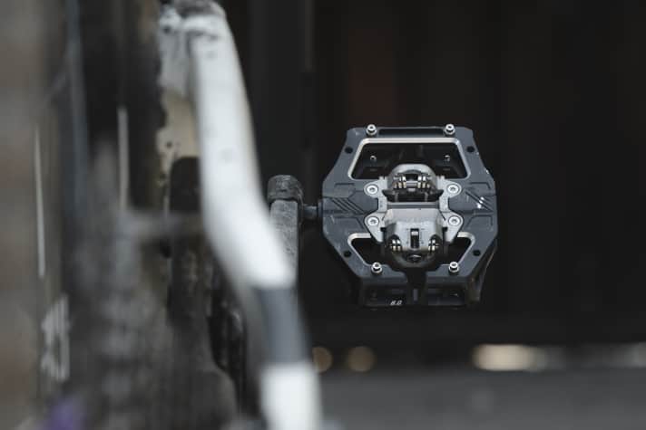 Die Gravity-Klickpedale haben eine besonders große Standfläche und zusätzliche Pins.