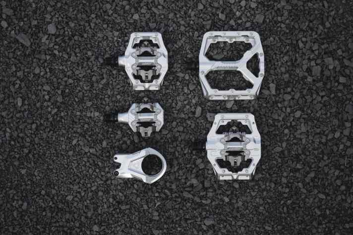 The Leatt components in the colour silver >> <a href="https://www.awin1.com/cread.php?awinmid=14547&awinaffid=471469&clickref=B+Leatt+Silber&ued=https%3A%2F%2Fwww.maciag-offroad.de%2Fmountainbike-teile%2Fleatt%2F%3Fcolor%3D17" target="_blank" rel="noopener noreferrer nofollow">available here</a>*.