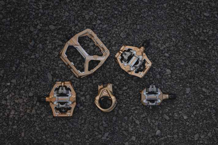 Die Leatt Komponenten in der Farbe Bronze>> <a href="https://www.awin1.com/cread.php?awinmid=14547&awinaffid=471469&clickref=B+Leatt+Bronze&ued=https%3A%2F%2Fwww.maciag-offroad.de%2Fmountainbike-teile%2F%3Fq%3DLeatt%2BBronze" target="_blank" rel="noopener noreferrer nofollow">hier erhältlich</a>* .