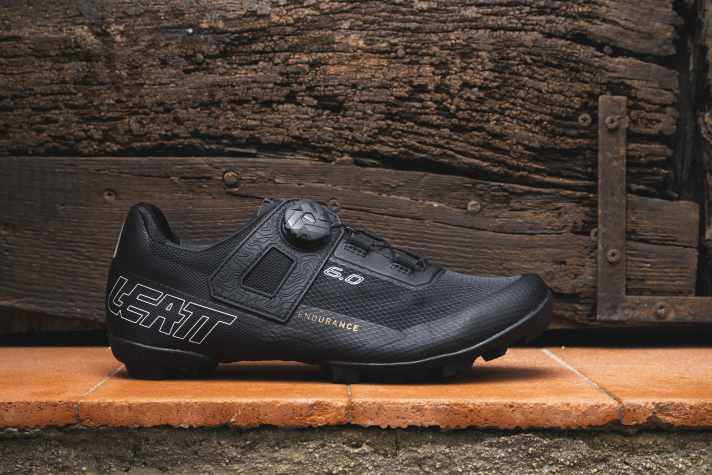 A slightly less stiff, but more comfortable sole on the entry-level model Leatt Endurance Proclip 6.0.