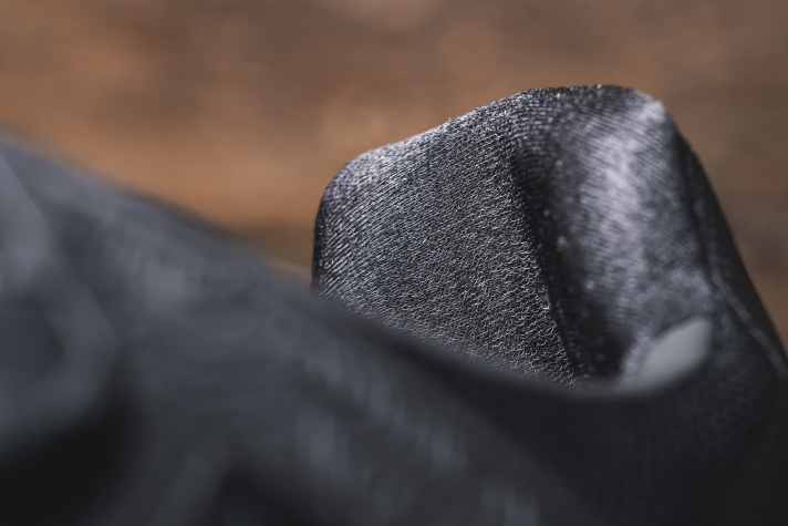 Bekannt von anderen Herstellern, jetzt auch bei den neuen Leatt-Endurance-Schuhen: ein bestimmtes Gewebe an der Ferse, dass den Fuß zwar einfach in den Schuh hineinrutschen lässt, aber verhindert, dass man beim Treten wieder herausrutscht.