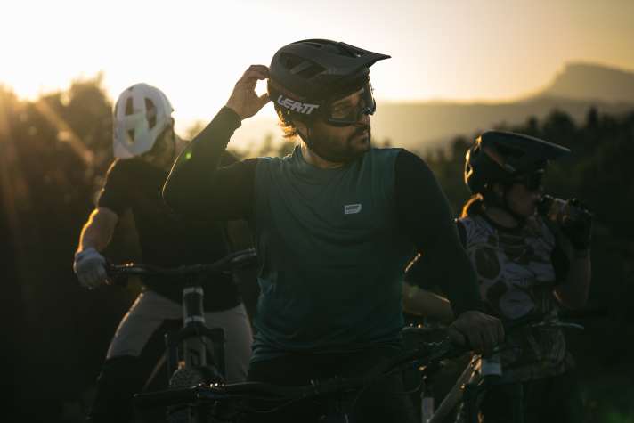 Four colours are available for the jerseys: Teal (photo), Rust, Titanium and Black.