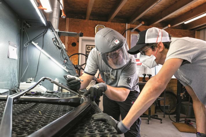 Wie hier bei Stoll, entstehen viele Mountainbike-Rahmen in arbeitsintensiver Handarbeit.