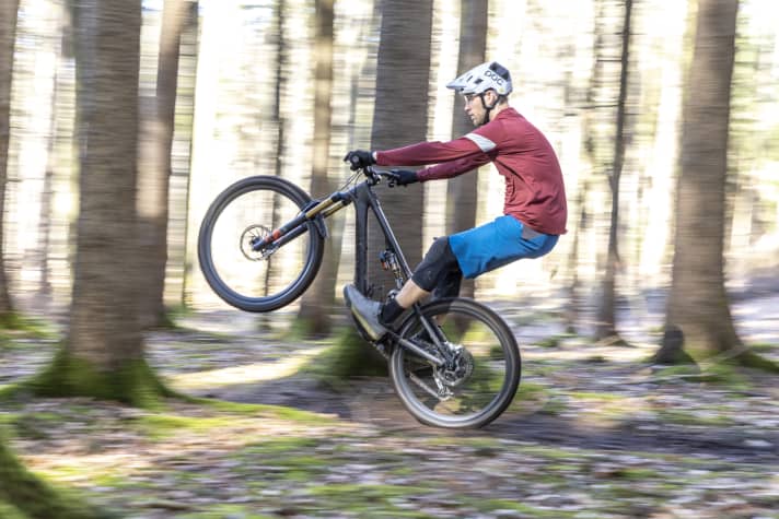 Ein E-Bike gesucht, dass leicht aufs Hinterrad geht? Das Levo SL liefert!