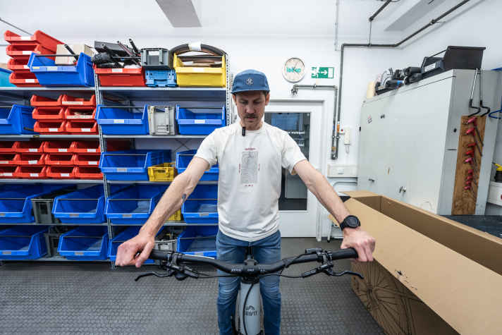 The front wheel can be quickly fitted into the fork and secured with the thru-axle.